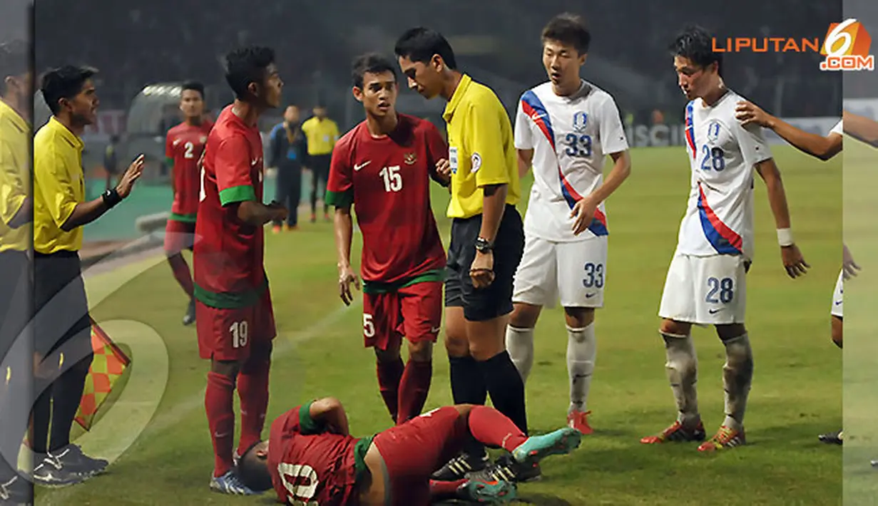 Muchlis Hadi Ning Syaifulloh (nomor 10) harus terkapar setelah dilanggar pemain Korea Selatan (Liputan6.com/ Helmi Fithriansyah)