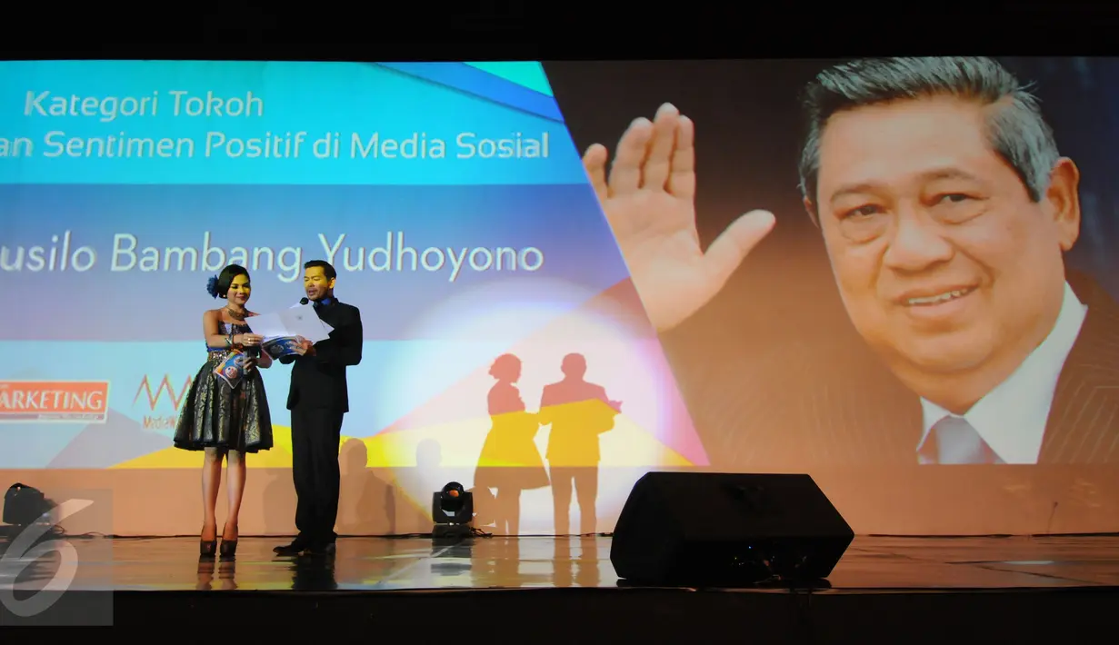 Pembawa acara mengumumkan penerima penghargaan Social Media Award 2015 kategori tokoh untuk Presiden RI ke-6, Susilo Bambang Yudhoyono,  Jakarta, Kamis (22/10/2015). (Liputan6.com/Helmi Fithriansyah)