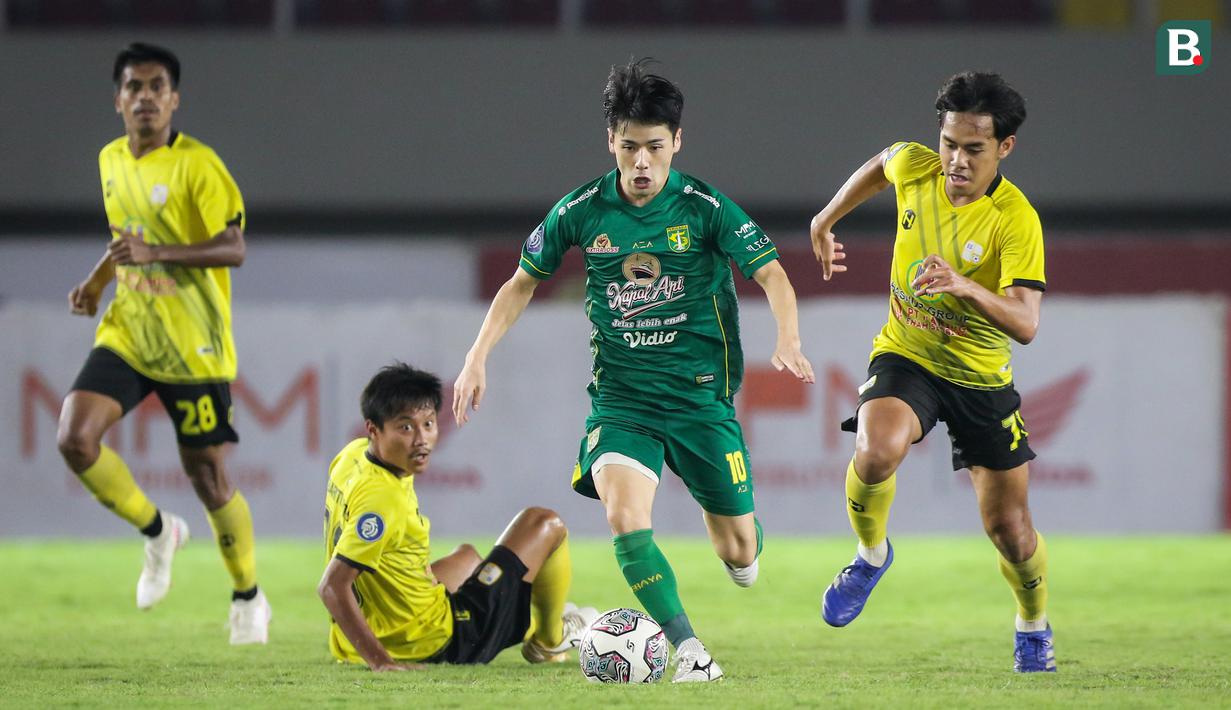Taisei Marukawa. Gelandang asal Jepang berusia 25 tahun ini sementara menjadi pencetak assist terbanyak di BRI Liga 1 2021/2022. Bersama Persebaya Surabaya yang dibelanya sejak Mei 2021, ia total membuat 9 assist dan tajam pula dengan koleksi 14 gol di BRI Liga 1. (Bola.com/Bagaskara Lazuardi)