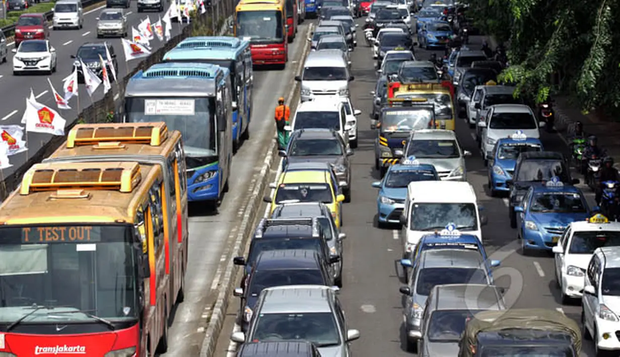 Puluhan kendaraan terjebak kemacetan di Jalan Gatot Subroto, Jakarta, Kamis (5/2/2015). (Liputan6.com/Faizal Fanani)