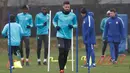 Penyerang Chelsea Olivier Giroud melakukan pemanasan saat latihan di fasilitas latihan Chelsea Cobham di Stoke D'Abernon, sebelah barat daya London (19/2). Chelsea akan bertanding melawan Barcelona di Stamford Bridge. (AFP Photo/Adrian Dennis)