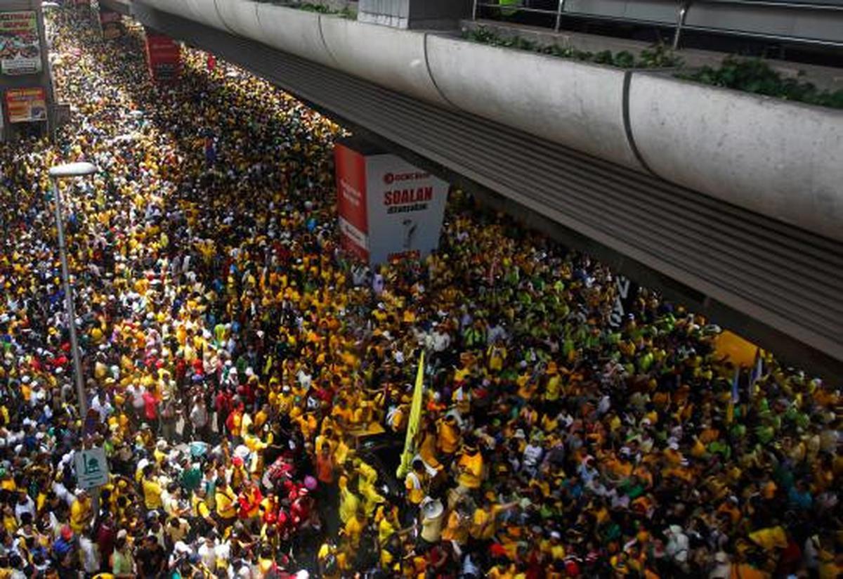Warga Malaysia turun ke jalan menggelar demo besar besaran menuntut re 