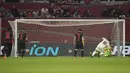 Gelandang AS Roma, Leandro Paredes (kanan) mencetak gol kedua timnya ke gawang Bayer Leverkusen melalui eksekusi penalti pada laga leg kedua semifinal Liga Europa 2023/2024 di BayArena, Leverkusen, Kamis (9/5/2024). (AP Photo/Matthias Schrader)