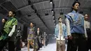 Para model memeragakan busana fesyen LIMINAL pada panggung gelaran mode Jakarta Fashion Week (JFW) 2026 di City Hall, Pondok Indah Mall 3, Jakarta, Rabu (29/10/2025). (Kapanlagi.com/Budy Santoso)