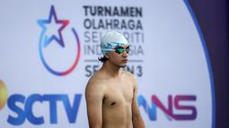 Selebritas Indonesia, Emyr Razan bersiap sebelum berkompetisi dalam cabor renang nomor 50 meter gaya dada putra Turnamen Olahraga Selebriti Indonesia (TOSI) Season 3 yang berlangsung di PPOP Ragunan, Jakarta Timur, Sabtu (19/10/2024). (Bola.com/Bagaskara Lazuardi)
