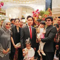 Lihat di sini tampilan anggun Istri Wakil Presiden Gibran, Selvi Ananda di pernikahan anggota MPR. [@attahalilintar].