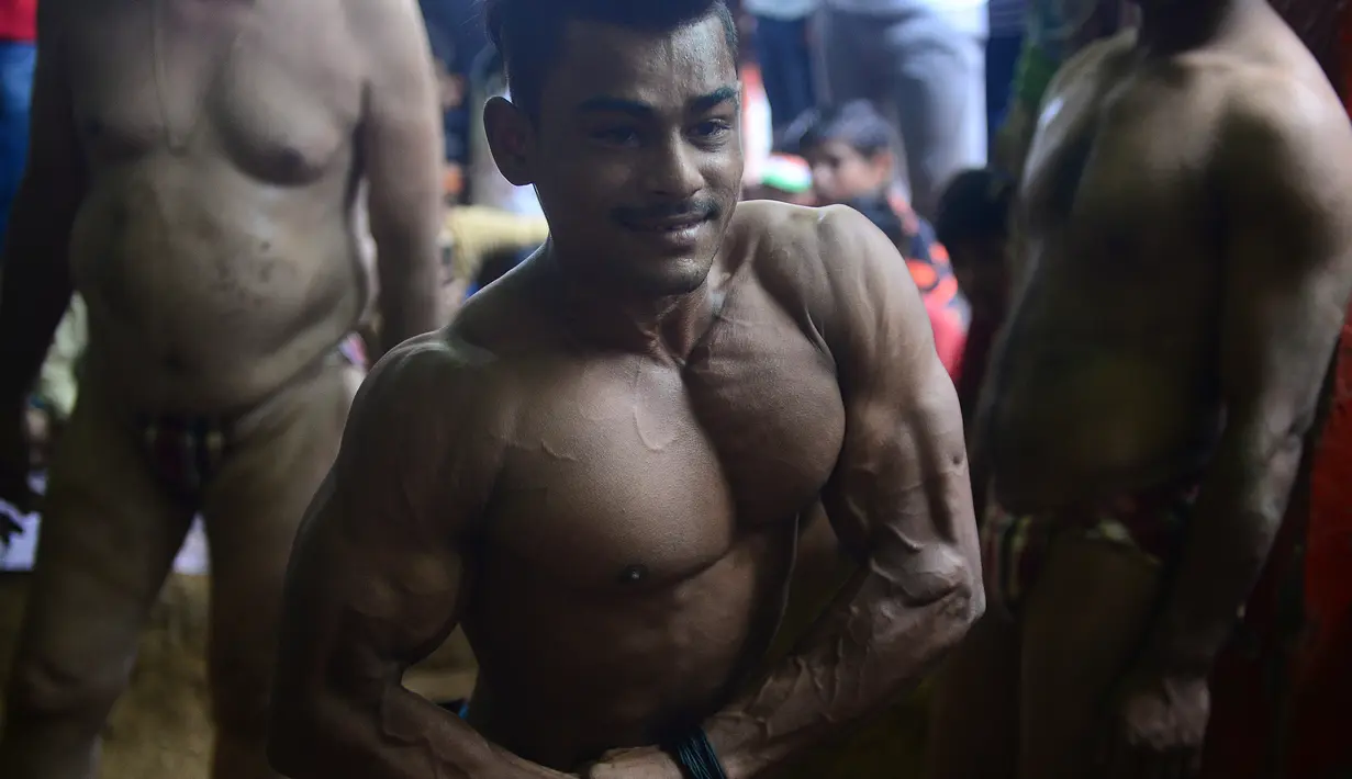 Pegulat India bersiap bertarung dalam gulat tradisional di klub gulat Loknath Vyayamsala untuk menandai festival Nag Panchami, di Allahabad (15/8). Di beberapa kota utara Festival Hindu Nag Panchami mengadakan gulat tradisional. (AFP Photo/Sanjay Kanojia)