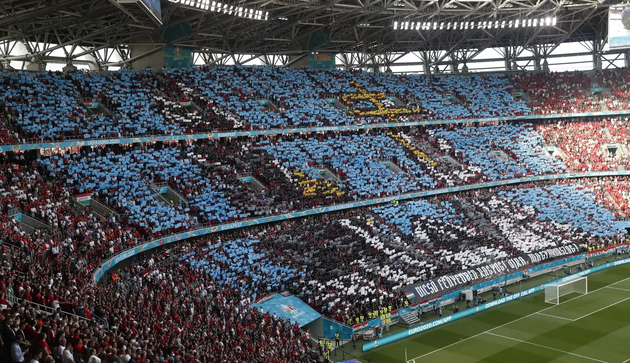 Suasana atadion Ferenc Puskas sebelum dimulainya laga grup F Euro 2020 antara Hungaria vs Portugal di Budapest, pada Selasa (15/6/2021). Pertandingan yang dimenangkan oleh Portugal 3-0 itu dihadiri lebih dari 60.000 penonton atau kapasitas maksimal Stadion. (AP Photo/Laszlo Balogh, Pool)