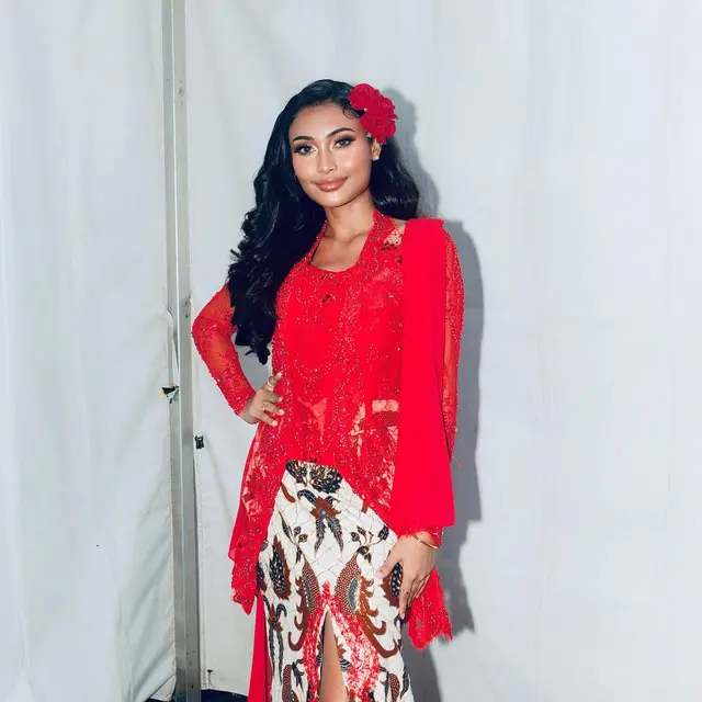 Memiliki Rambut Ikal