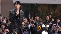 Jungkook dari BTS tampil dalam acara "Today" NBC di Rockefeller Plaza pada tanggal 8 November 2023 di New York City. (Michael Loccisano/Getty Images /AFP
Michael Loccisano/GETTY IMAGES NORTH AMERICA/Getty Images via AFP)