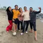 Bintang Love Story The Series syuting di Pelabuhan Ratu (Foto: Instagram @anjasmara)