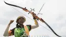 Ika Yuliana merayakan keberhasilannya meraih emas pertamanya pada PON XIX usai menaklukkan pemanah DKI Jakarta. (Bola.com/Vitalis Yogi Trisna) 