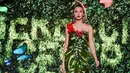 Seorang model memperagakan busana rancangan desainer Kolombia, Lina Palacios selama BioFashion Show di Cali  pada 17 November 2018. Ajang ini menampilkan gaun-gaun unik yang terbuat dari tanaman hidup, bunga dan unsur organik lain. (Luis ROBAYO/AFP)