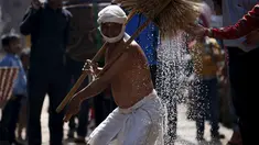 Seorang umat melakukan ritual keagamaan selama festival Swasthani Bratakatha di Nepal , (19/2). Selama berlangsung festival para umat akan membacakan kitab suci Hindu Swasthani Brata Katha. (REUTERS / Navesh Chitrakar)