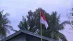 Razia yang dilakukan oleh polisi, tak hanya soal surat surat kendaraan. Di Koto Tangah, Padang, Bhabinkamtibmas setempat melakukan razia bendera dari rumah ke rumah.