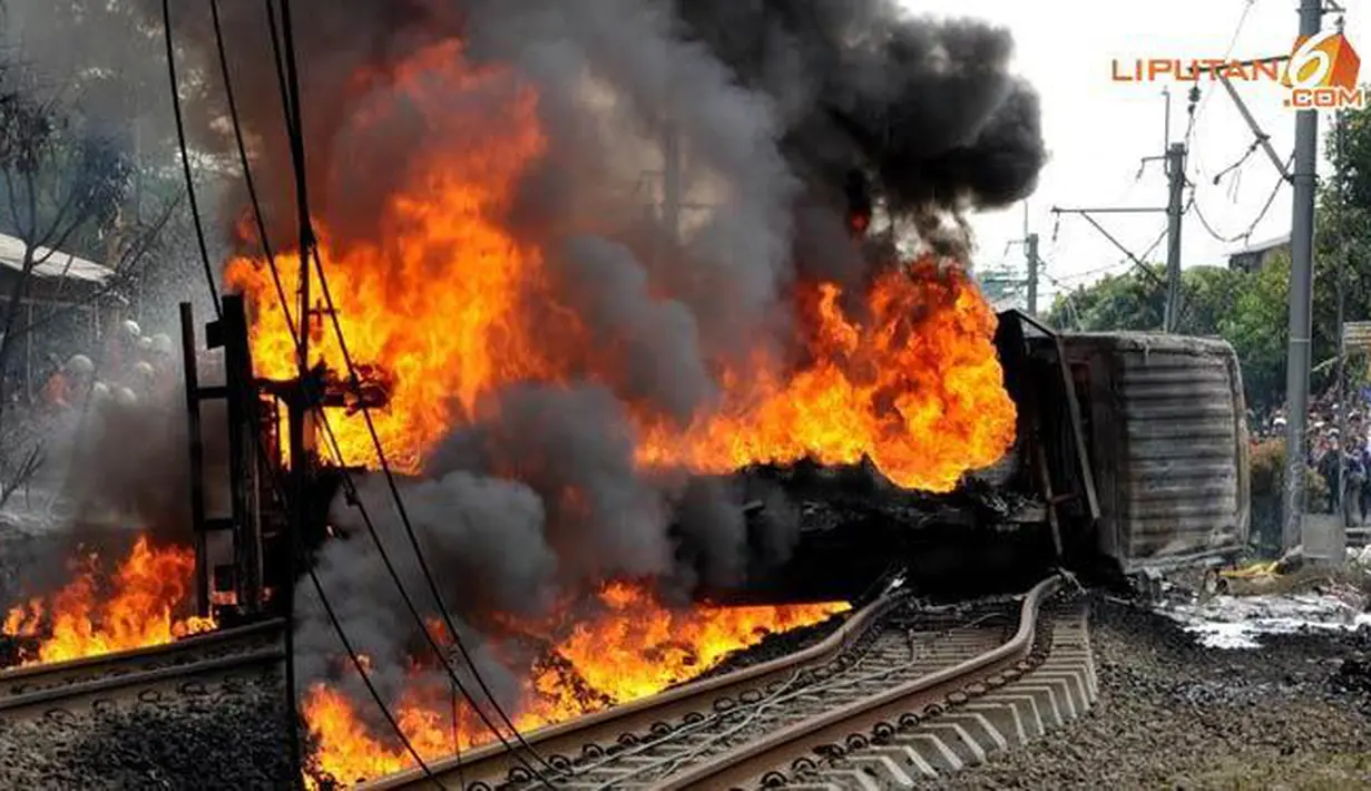 Kereta api terbakar usai menabrak mobil tangki berisi BBM di perlintasan kereta api Bintaro, Senin (9/1/2013). Menurut warga sekitar, perlintasan tersebut menjadi angker karena pada tahun 1987 pernah terjadi tabrakan antar kereta. (Liputan6.com)