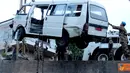 Citizen6, Lebanon: Prajurit TNI yang tergabung dalam Satgas Batalyon Mekanis Konga XXIII-F/UNIFIL membantu evakuasi kecelakaan mobil masyarakat sipil Lebanon yang mengalami kecelakaan keluar jalur jalan raya, Sabtu (21/4). (Pengirim: Badarudin Bakri)