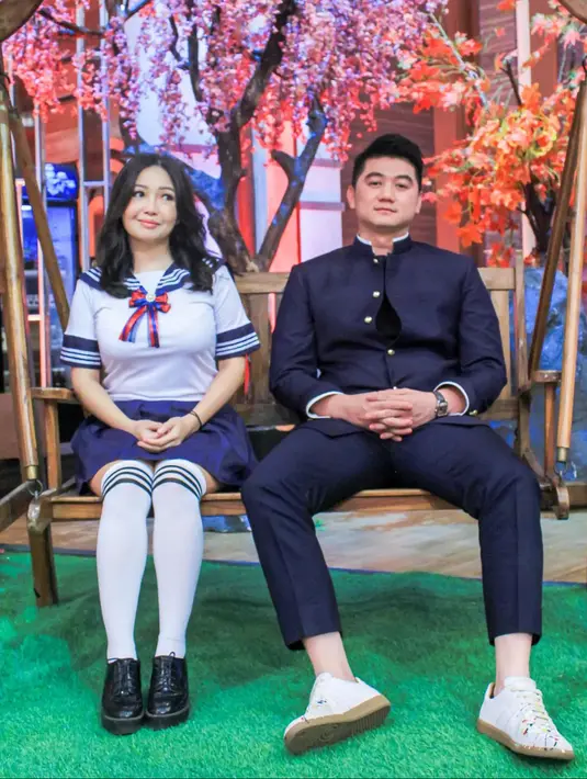 <p>Tidak sedikit netizen yang menyebut bahwa Chef Marinka masih cocok jadi anak sekolahan. (Instagram/rinrinmarinka)</p>