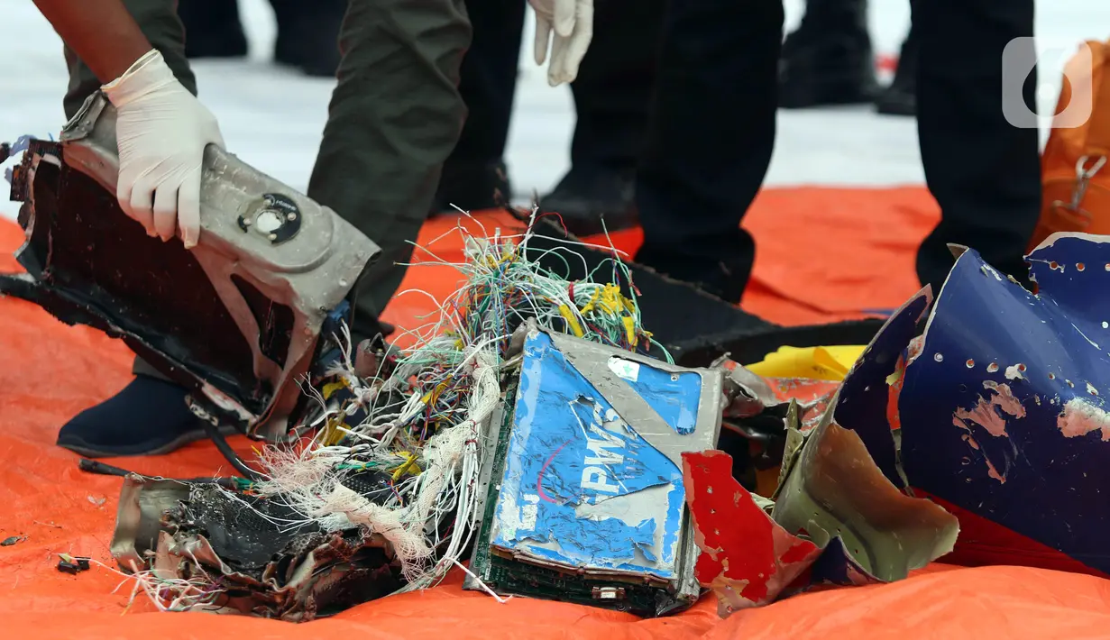 Serpihan pesawat Sriwijaya Air SJ 182 yang dibawa KRI Kurau ditunjukkan di Dermaga JICT 2, Jakarta, Minggu (10/1/2021). Tim SAR Kopaska TNI AL menyerahkan serpihan pesawat Sriwijaya Air SJ 182 yang berhasil dievakuasi ke Basarnas, Kepolisian, dan KNKT. (Liputan6.com/Helmi Fithriansyah)