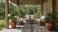 10 Desain Teras ala Villa yang Estetik, Konsep Resort di Lahan Sempit
