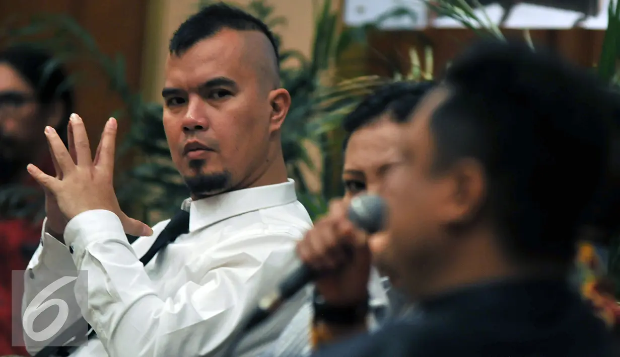 Balon Gubernur DKI Jakarta, Ahmad Dhani saat menjadi pembicara diskusi, Jakarta, Selasa (16/3). Diskusi tersebut membahas "Perlukah Artis dan seniman Berpolitik". (Liputan6.com/Johan Tallo)