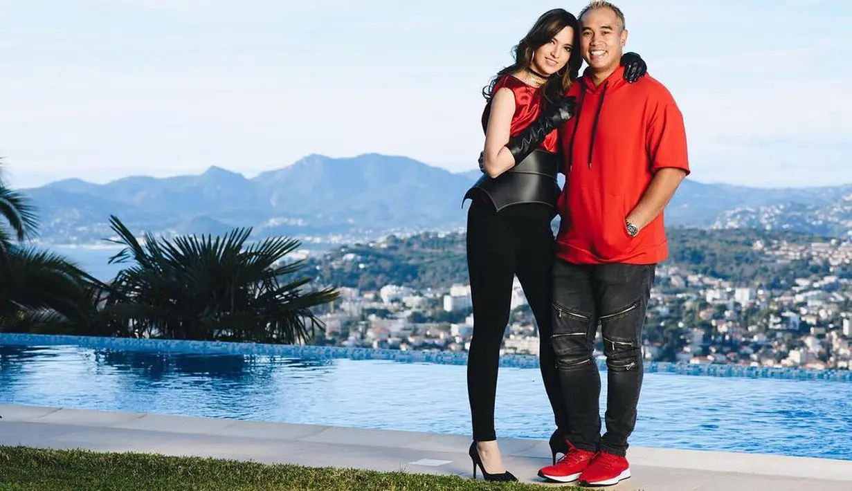 Setelah resmi menjadi seorang istri, Nia Ramadhani fokus mengurus suami serta ketiga anaknya. Selain itu, ia juga disibukkan dengan kegiatan sosial bersama genknya, grilsquad. (Instagram/ramadhaniabakrie)