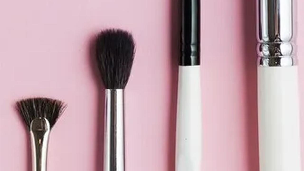 Risiko Kesehatan Jika Malas Membersihkan Kuas Makeup
