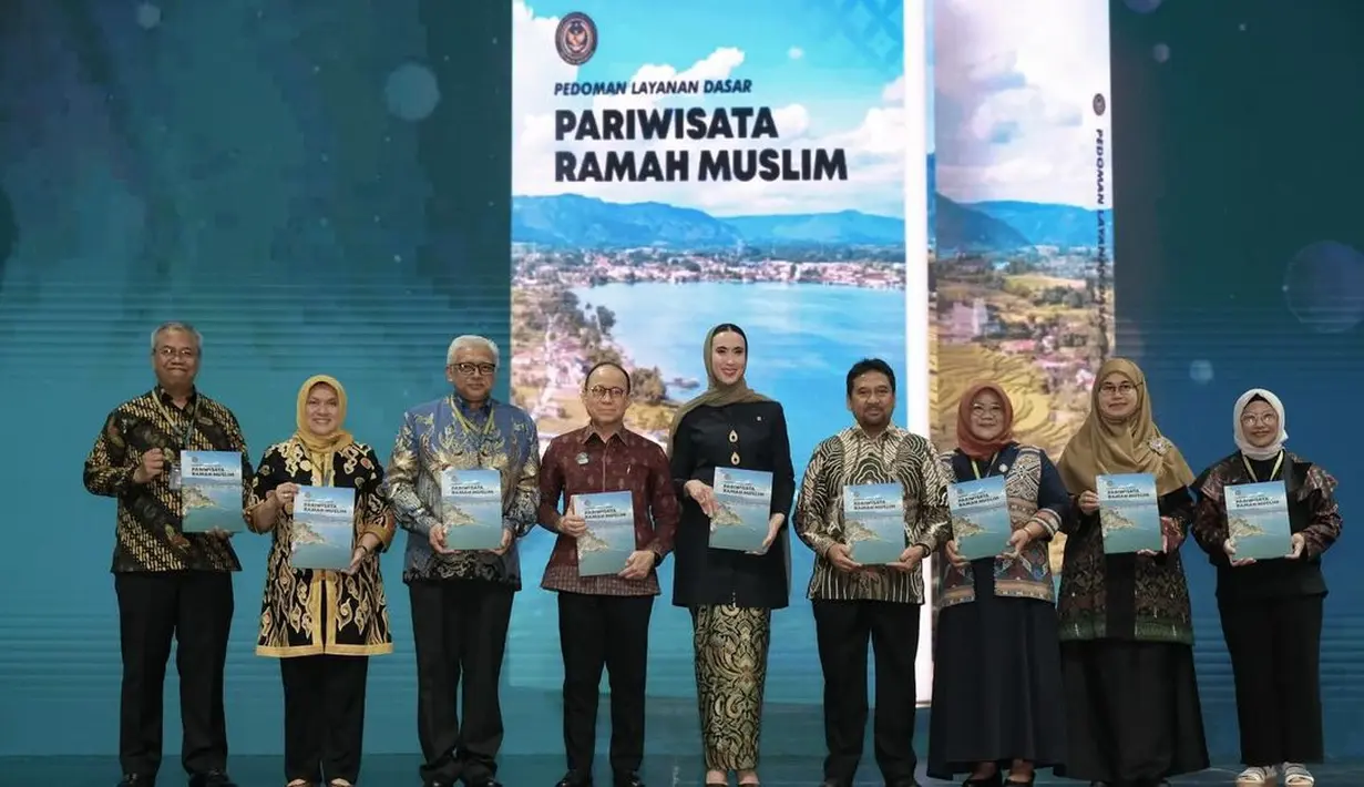 Membuka acara wisata halal bagi turis, Widi Wardhana tampil modis dengan gaya yang santun. [@widi.wardhana]