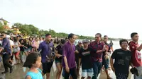 Preiden Joko Widodo berjalan kaki menyusuri Pantai Kuta Bali tanpa alas kaki, Jumat (22/12/2017) (Liputan6.com/Pool/Kemenpar)