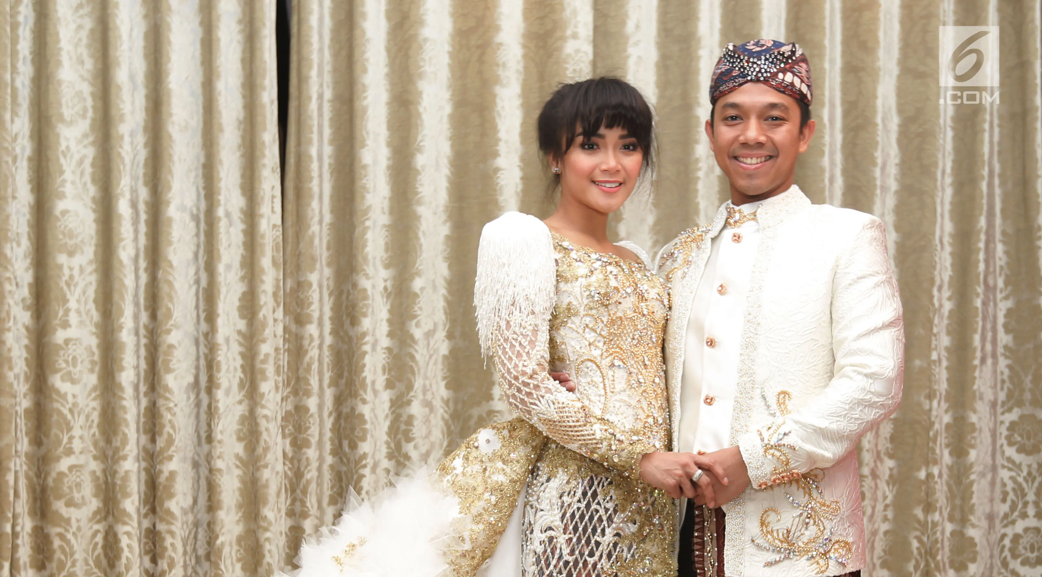 Pemain sinetron Sheza Idris bersama pasangannya Surya Ibrahim berpose untuk difoto  saat melakukan fitting baju pernikahan di kawasan Tebet, Jakarta, Kamis (3/8). (Liputan6.com/Herman Zakharia)