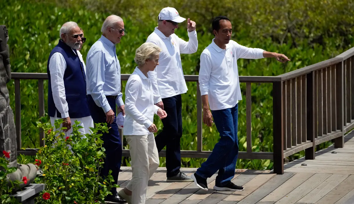 Presiden Indonesia Joko Widodo atau Jokowi (kanan) berjalan bersama (kiri ke kanan) PM India Narendra Modi, Presiden AS Joe Biden, PM Australia Anthony Albanese, dan Presiden Komisi Eropa Ursula von der Leyen saat mereka mengunjungi area pembibitan bakau sebagai bagian dari KTT G20 di Denpasar, Bali, Indonesia, Rabu (16/11/2022). (AP Photo/Dita Alangkara,Pool)