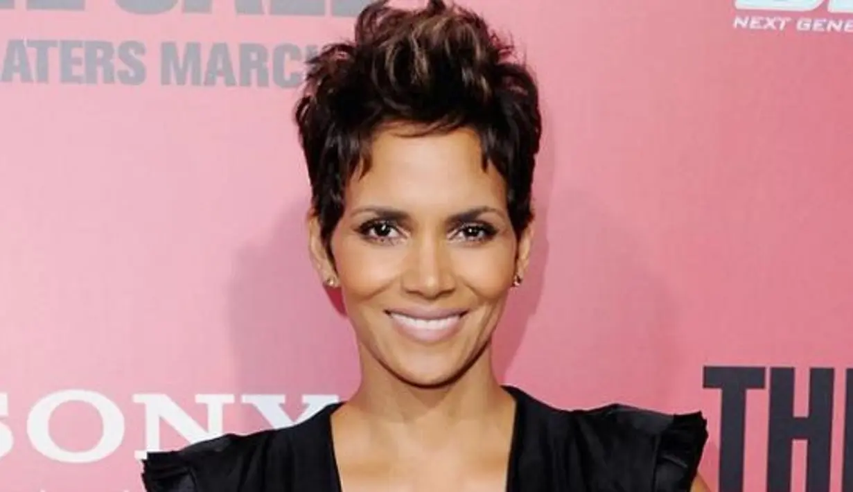 Nggak perlu takut potong rambut pendek. Halle Berry pun turut menjadi bukti cewek tetap bisa tampil anggun tanpa rambut panjang. (Mamamia)