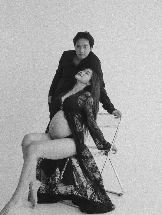 "Dan gua pengen normal karna setakut itu dibius dan dibelek2 jadi mikirnya mending nahan sakit aja di banding sc dan mau senatural mungkin gakmau banyak pake suntaksuntik karna gua takut jarum wkwk." tulis triarona sebagai keterangan foto yang diunggah 13 November. [Instagram/triarona]