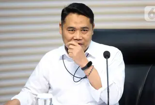 Deputi Bidang Penindakan dan Eksekusi Komisi Pemberantasan Korupsi (KPK), Asep Guntur Rahayu saat memberi keterangan terkait Operasi Tangkap Tangan (OTT) terhadap Bupati Cilacap, Jawa Tengah, Syamsul Auliya Rachman, di Gedung Merah Putih Komisi Pemberantasan Korupsi (KPK), Jakarta, Sabtu (14/3/2026). (Liputan6.com/Helmi Fithriansyah)