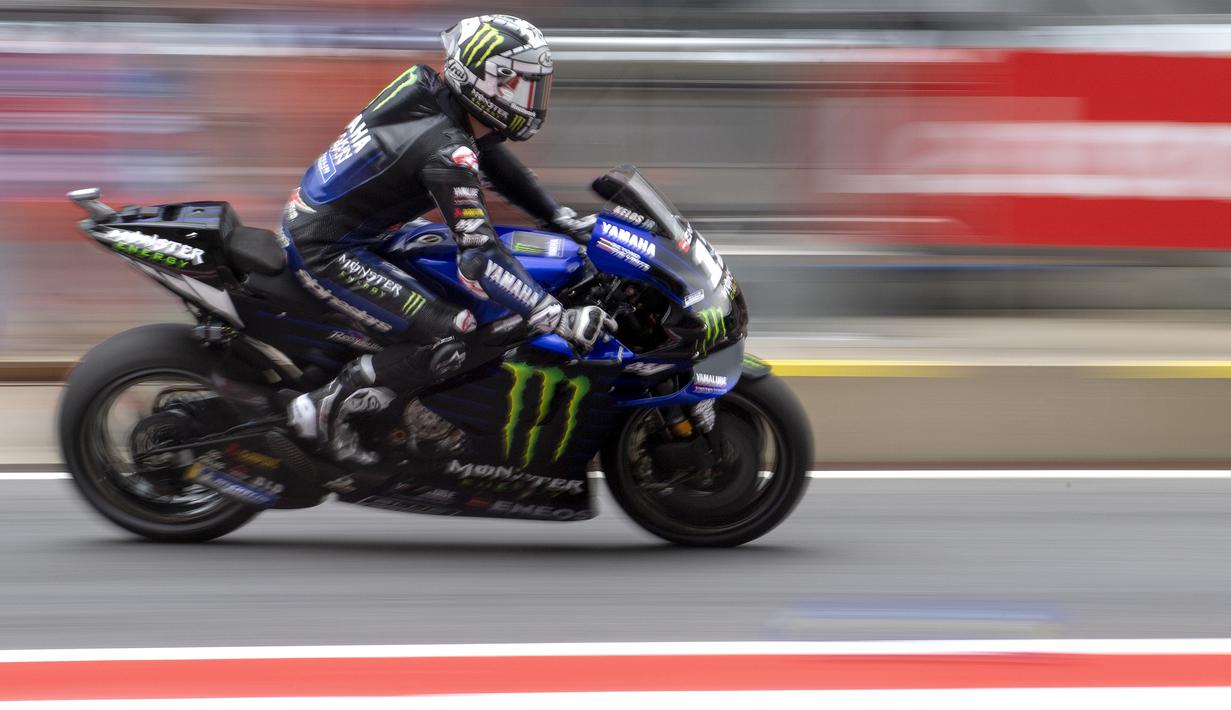 Pembalap Monster Energy Yamaha, Maverick Vinales, saat latihan cepat (FP3) MotoGP Austria di Sirkuit Red Bull Racing, Spielberg, Sabtu (15/8/2020). Vinales keluar sebagai rider tercepat dengan waktu terbaiknya 1 menit 24,317 detik. (AFP/Joe Klamar)