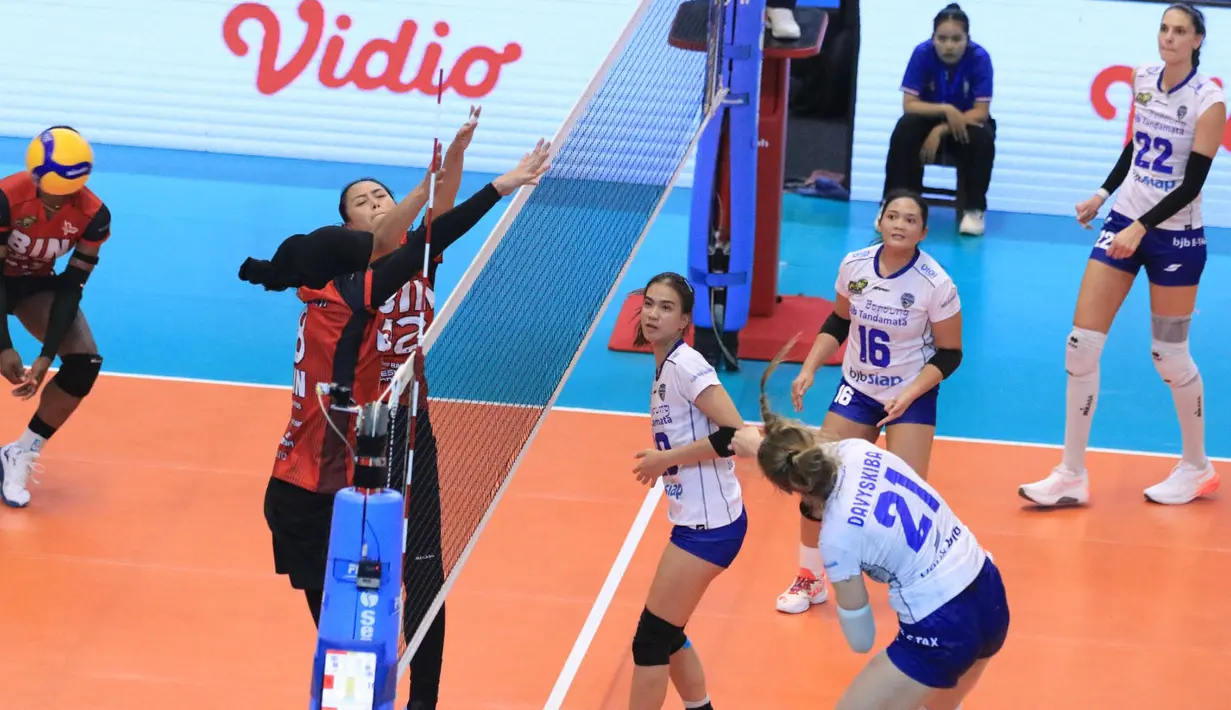 <p>Pemain Bandung BJB Tandamata, Hanna Davyskiba (kanan) melepaskan spike yang berusaha diblok dua pemain Jakarta BIN, Megawati Hangestri dan Rika Dwi Latri pada laga pekan pertama putaran I PLN Mobile Proliga 2024 di GOR Amongrogo, Yogyakarta, Sabtu (27/4/2024). Bandung BJB Tandamata menang 3-1 (29-27, 16-25, 25-17 dan 25-18). (Dok. PBVSI)</p>