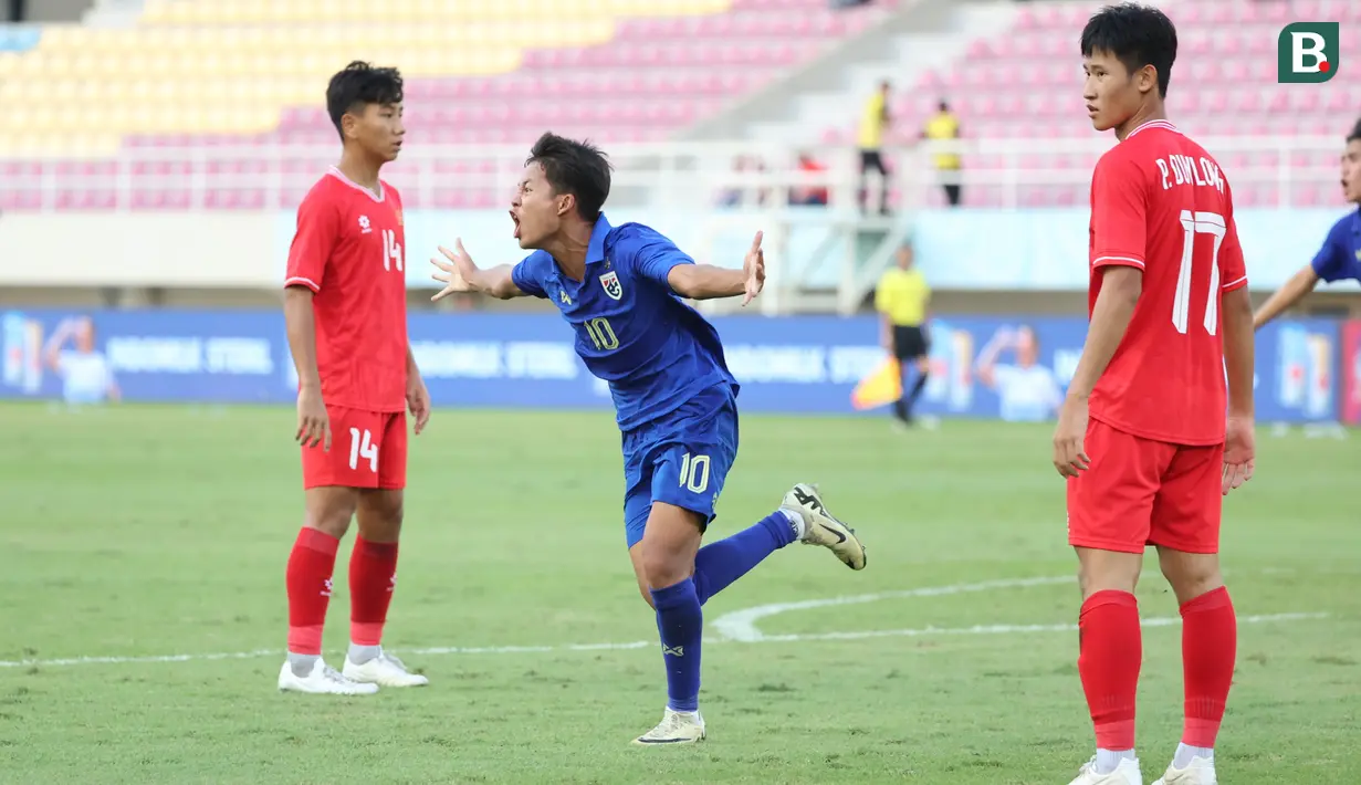 Timnas Thailand U-16 melaju ke partai final Piala AFF U-16 2024 setelah mengalahkan Vietnam 2-1 pada laga semifinal di Stadion Manahan, Solo, Senin (1/7/2024) sore WIB. Sempat tertinggal 0-1 lewat gol eksekusi penalti Dau Hong Phong pada menit ke-53. Thailand akhirnya mampu comeback dengan mencetak dua gol melalui sundulan kepala Phuriphan Phothong (61') dan lewat aksi tendangan jarak dekat Chaiwat Ngoenma pada masa injury time (90+3). (Bola.com/Abdul Aziz)