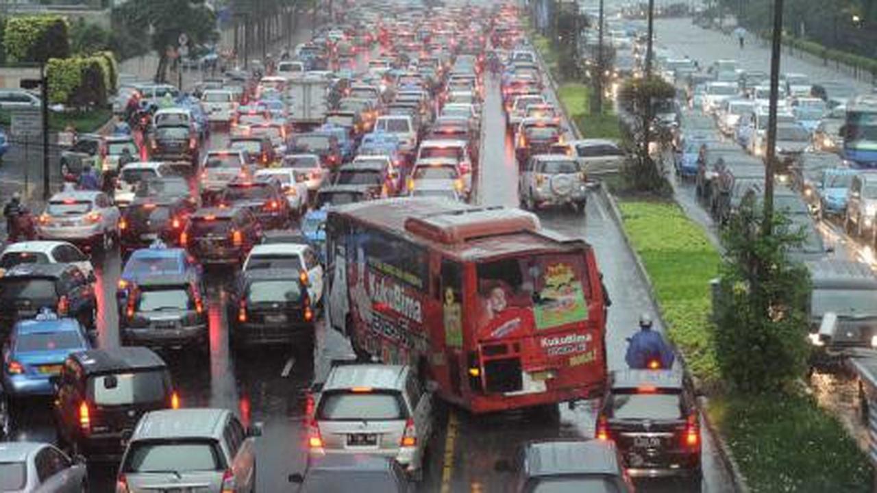 Land Cruiser Ahok motong antrean di pintu Tol Cawang