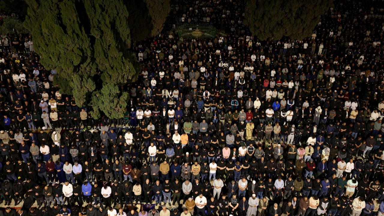 Ribuan Warga Palestina Beribadah Malam 27 Ramadan di Masjid Al Aqsa