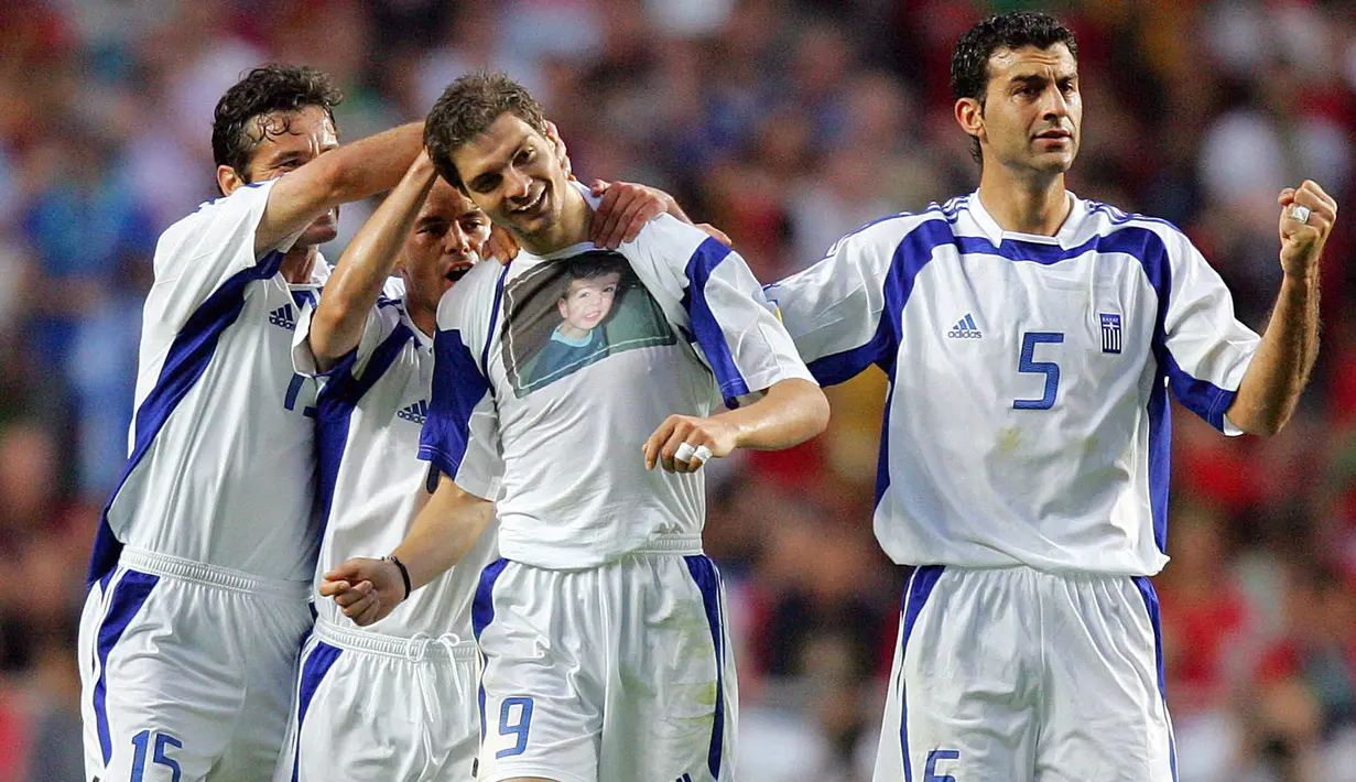 Sihir Timnas Yunani di Euro 2004 tak lepas dari peran Angelos Charisteas (9). Ia berhasil mempersembahkan satu-satunya gol di partai final melawan Portugal, sekaligus mengunci gelar juara Piala Eropa pada edisi tersebut. (Foto: AFP/Javier Soriano)