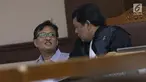 Terdakwa kasus dugaan suap kepada Bupati Kabupaten Kepulauan Talaud non aktif Sri Wahyumi Manalip terkait pengadaan barang dan jasa Tahun Anggaran 2019, Bernard Hanafi Kalalo (kiri) saat menjalani sidang lanjutan di Pengadilan Tipikor, Jakarta, Rabu (31/7/2019). (Liputan6.com/Helmi Fithriansyah)