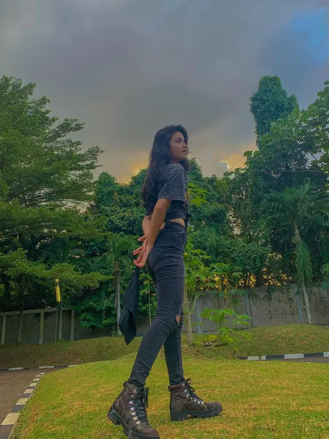 Ratu Sofya tampil beda dengan gaya street style (https://www.instagram.com/p/CRJLo3iFNm3/)