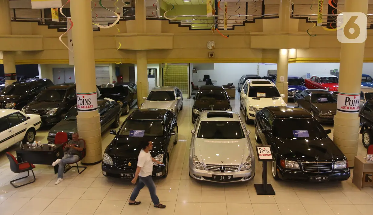 Aktivitas jual beli mobil bekas di bursa mobil bekas Mall Blok M, Jakarta, Jumat (8/10/2021). Sempat sangat redup, kini penurunan level PPKM membuat pasar mobil bekas berangsur pulih. (Liputan6.com/Angga Yuniar)