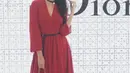 <p>Red dress akan membuatmu tampil anggun, elegan dan bergelora.&nbsp;(instagram/vaelovexia)</p>