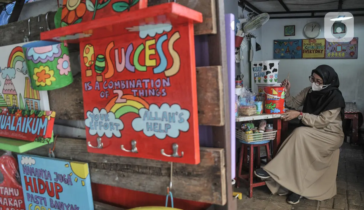 <p>Lani (48) saat menyelesaikan gambar yang dilukis pada sebuah kaleng bekas di workshop Kaleng Lani, Tanah Baru, Beji, Depok, Jawa Barat, Minggu (5/6/2022). Lani berharap produk kerajinan yang ia rintis sejak tahun 2000 itu dapat mengedukasi anak-anak dan warga tentang memanfaatkan kembali barang-barang bekas yang ada di sekitar. (merdeka.com/Iqbal S Nugroho)</p>
