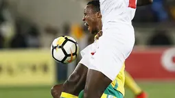 Gelandang Senegal, Cheikh Ndoye, berebut bola dengan gelandang Afrika Selatan, Themba Zwane, pada laga kualifikasi Piala Dunia 2018 di Stadion The Peter Mokaba, Jumat (10/11/2017). Senegal menang 2-0 atas Afrika Selatan. (AFP/Phill Magakoe)