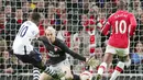 Pemain Tottenham, Darren Bent mencetak gol ke gawang Arsenal pada laga Liga Premier di Stadion Emirates, Inggris, Rabu (29/10/2008). (EPA/Gerry Penny)