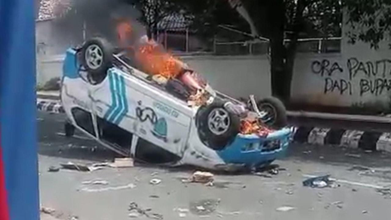 Situasi Terkini Demo Warga Tuntut Bupati Pati Sudewo Mundur, Mobil Polisi Depan Rumah Dinas Kapolres Dibakar