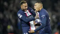 Pemain Paris Saint-Germain (PSG), Kylian Mbappe, melakukan selebrasi bersama Neymar setelah mencetak gol ke gawang Bayern Munchen pada leg pertama babak 16 besar Liga Champions 2022-2023, Rabu (15/2/2023). (AP Photo/Christophe Ena)