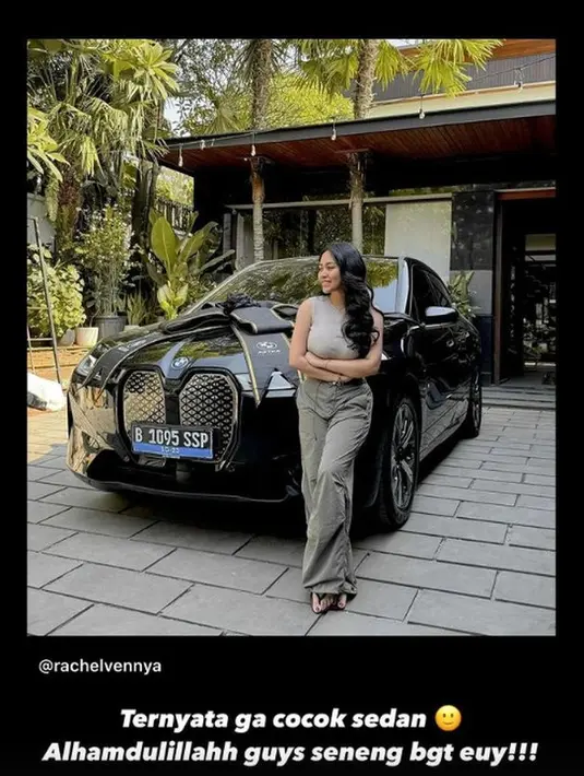<p>Tak hanya itu saja, Rachel mengungkap alasan membeli mobil jenis SUV. Pasalnya ia tidak cocok mengendarai sedan. [Foto: instagram.com/rachelvennya]</p>
